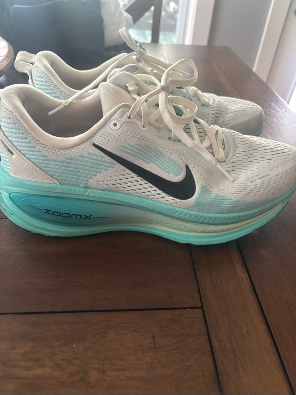 Nike Men’s9 women’s 10  Athletic Running Shoes in White, Teal & Black